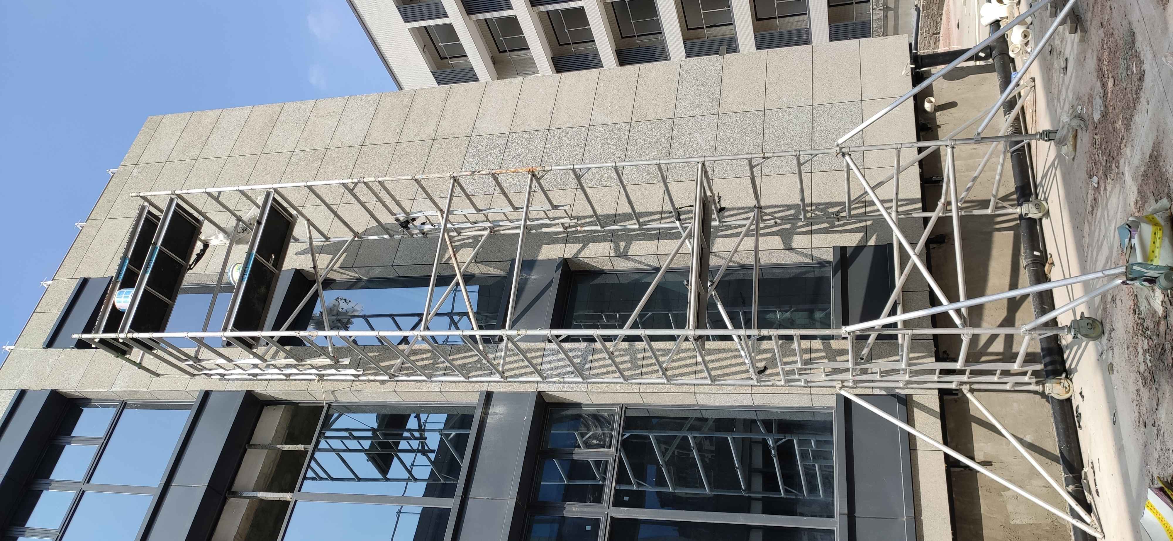 幕墙玻璃安装工程中铝合金脚手架的应用与选择指南